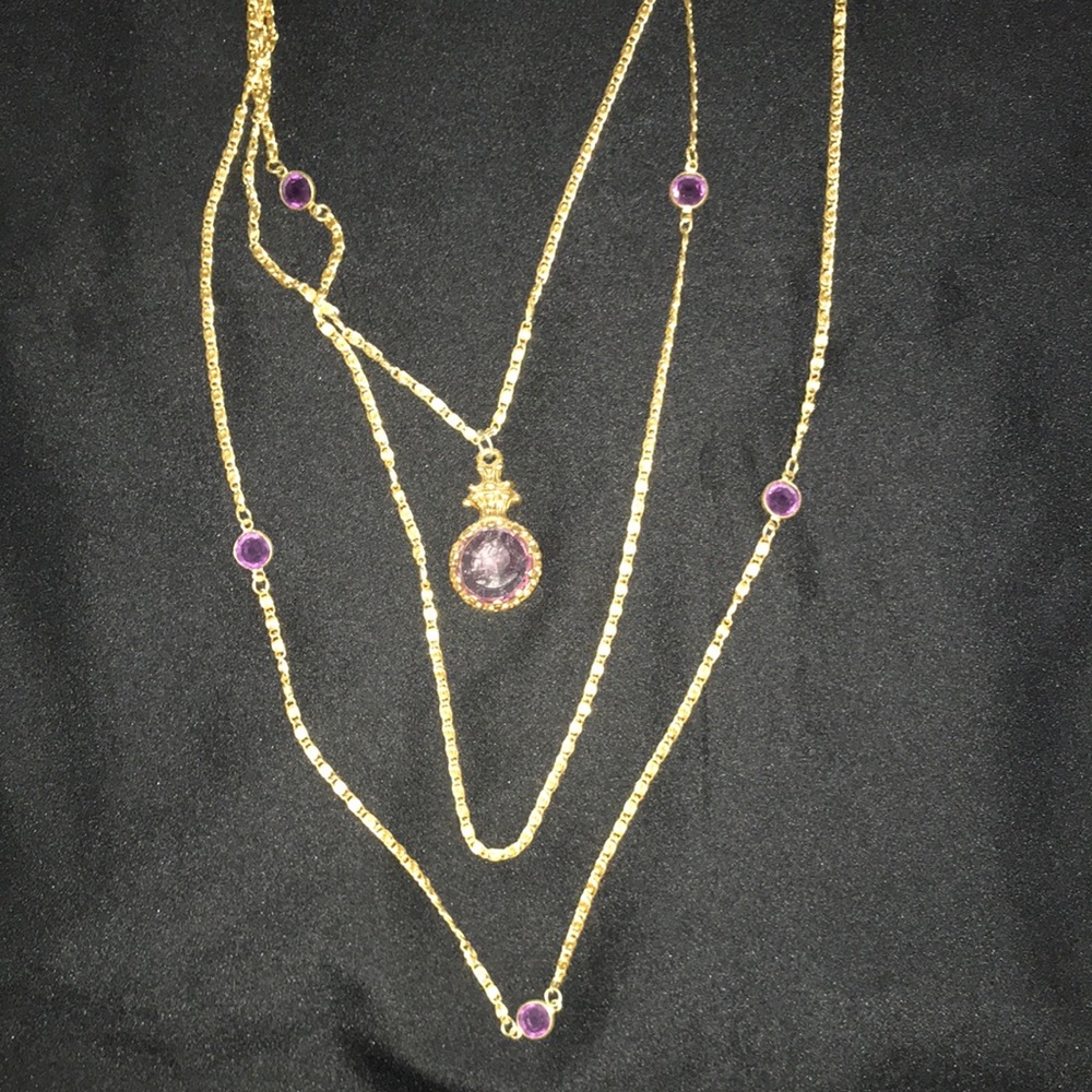 Fashion necklace with woman’s silhouette pendant.